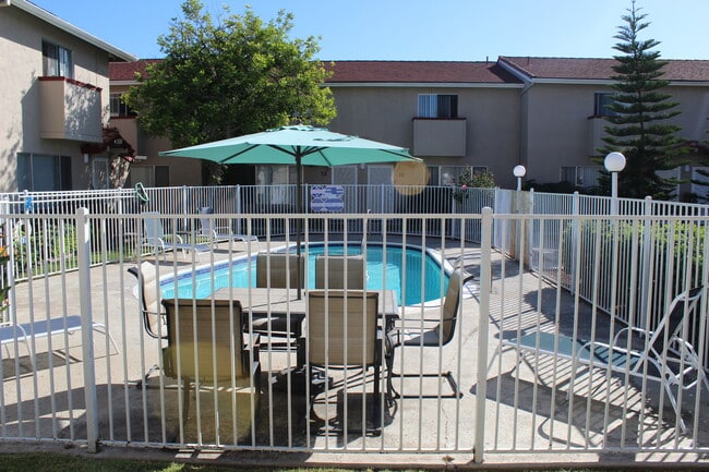 Broadway Townhouse Apartments