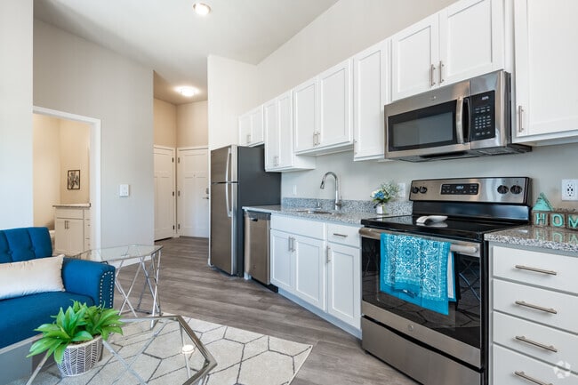 STUDIO, 1 BA - 448 SF