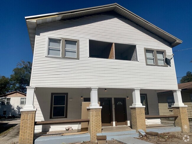 Building Photo - SPACIOUS 3 BEDROOM 1.5 BATHROOM APARTMENT ...