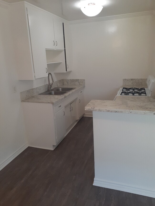 Building Photo - Quiet Park Rental