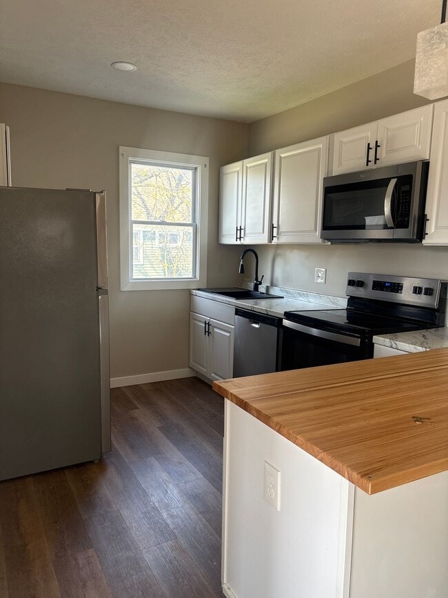 Photo - Poe3104 Unit Up