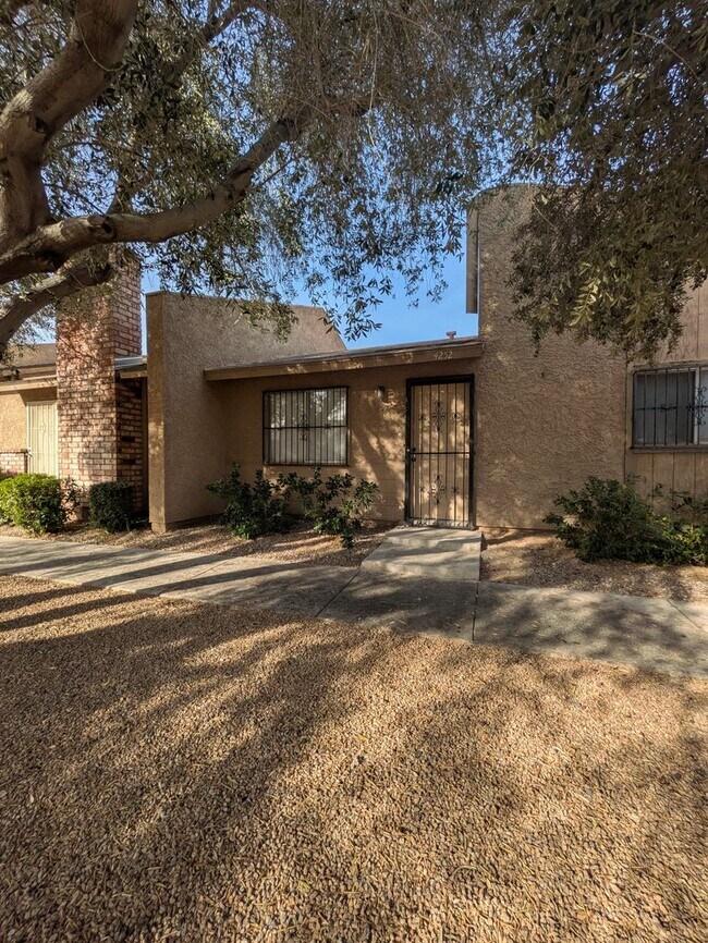 Building Photo - SPRING VALLEY TOWNHOME