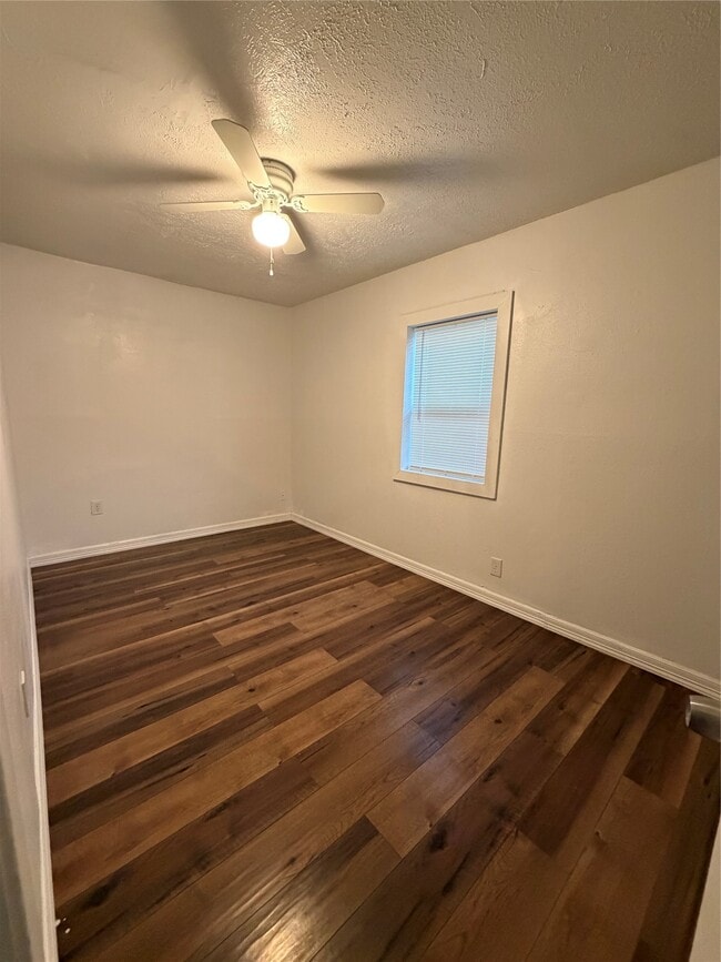 Photo - 8308 Lenore St