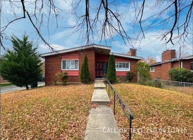 Building Photo - 4208 19th Pl NE