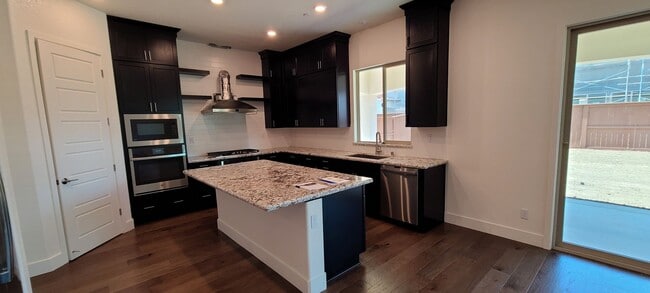 Building Photo - Stunning home with luxurious wood floor and beautiful spacious yard