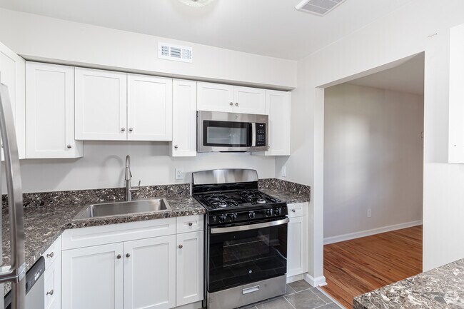 2BR, 1BA (995sqft) - Kitchen - Hamden Ridge Apartments