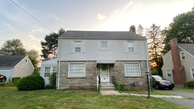 Building Photo - 1607 Main St
