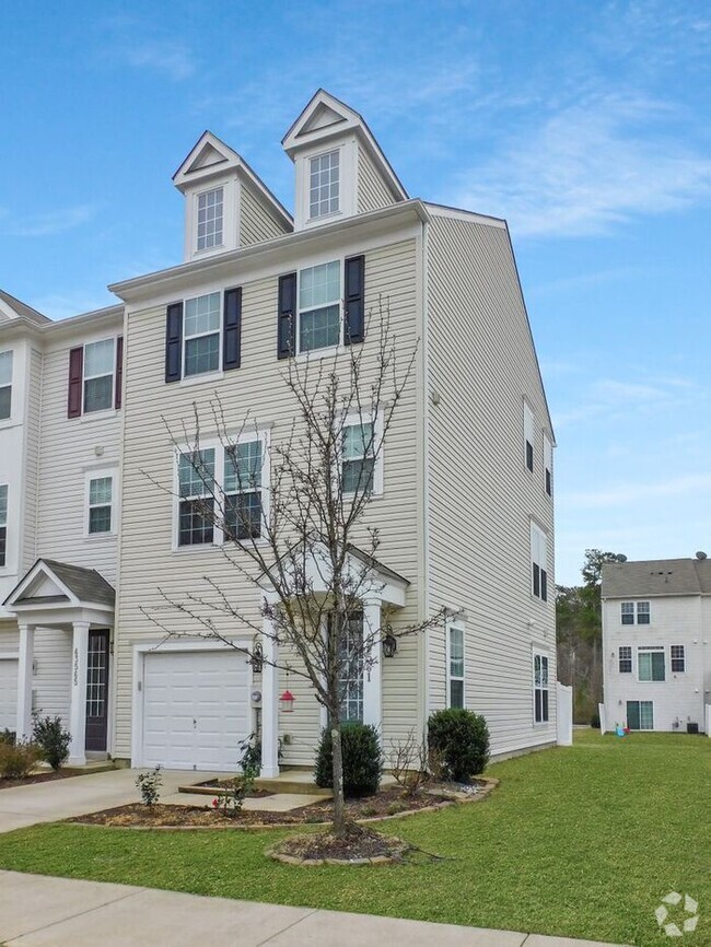 Building Photo - 3-Story End-Unit Town Home with 1 Car Garage