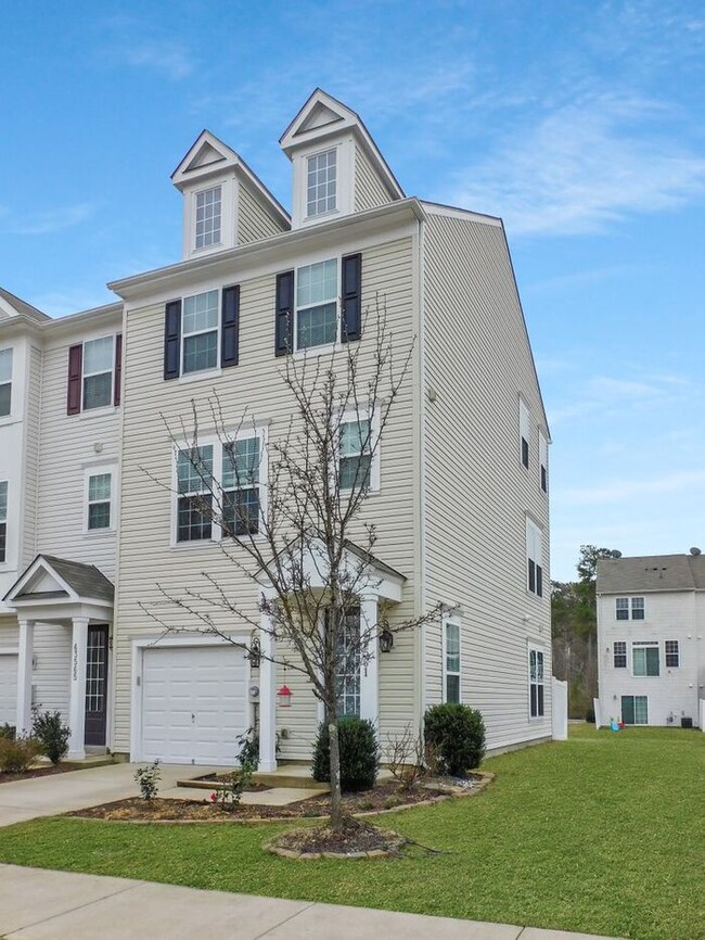 3-Story End-Unit Town Home with 1 Car Garage - 3-Story End-Unit Town Home with 1 Car Garage