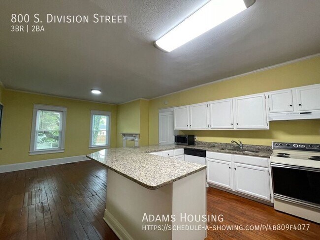 Photo - 800 S Division St