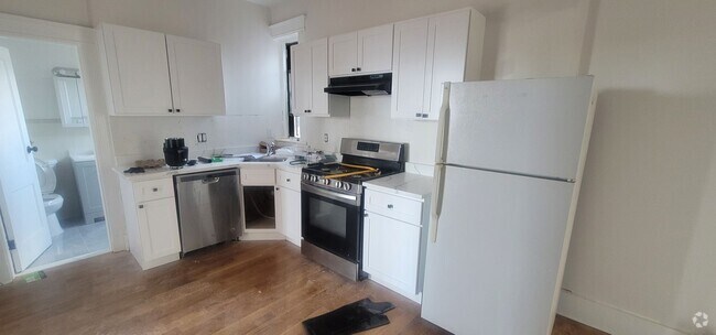 Building Photo - Newly Renovated Luxury Split!  Heat & Hot ... Rental