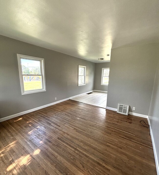 Building Photo - Spacious 2 bedroom Townhouse for rent!!