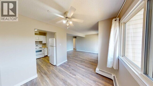 Photo - 10201-10108 108 Ave