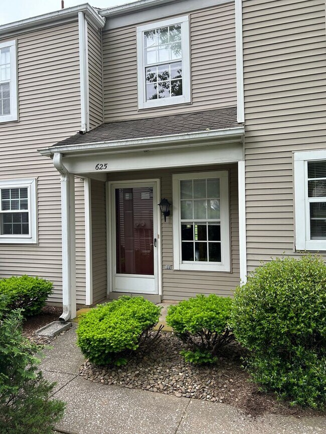 Building Photo - 2 bedroom 1.5 bath townhouse
