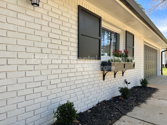 Photo - 212 Fernbank St
