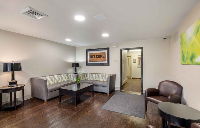 Furnished Studio-Omaha - West