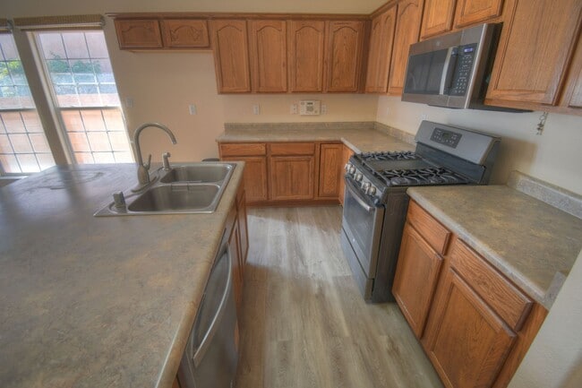 Photo - 908 Tumulus Dr NW