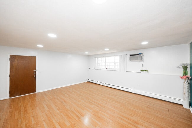 Photo - 12 Williamsburg Ct Unit #1
