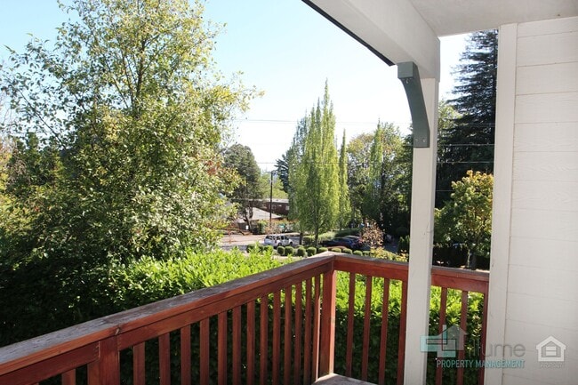 Building Photo - 3 Level Townhome near OHSU and PSU-Attached Garage with 2 Parking Spaces!