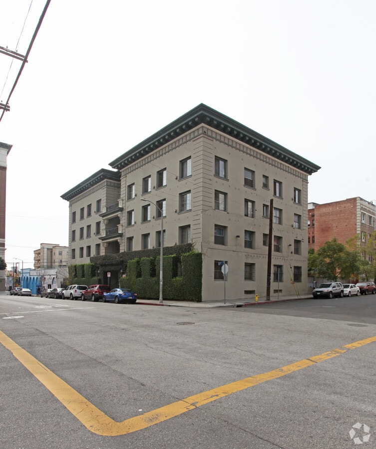 685 S Witmer St - 685 S Witmer St Apartments