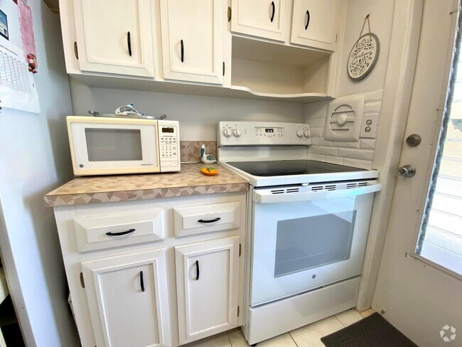 Building Photo - 1110 N Riverside Dr Unit 30 Rental
