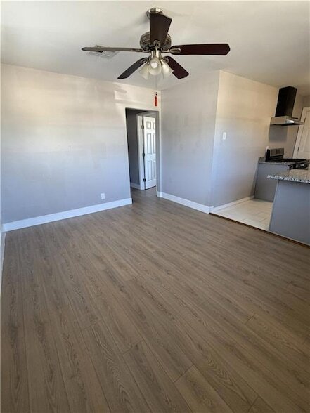 Photo - 10528 Alan St