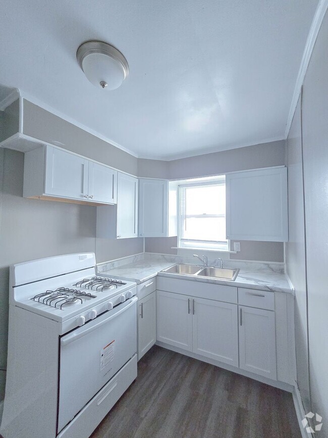 Building Photo - 216 E Madison St Unit 218 1/2 East Madison Street Rental