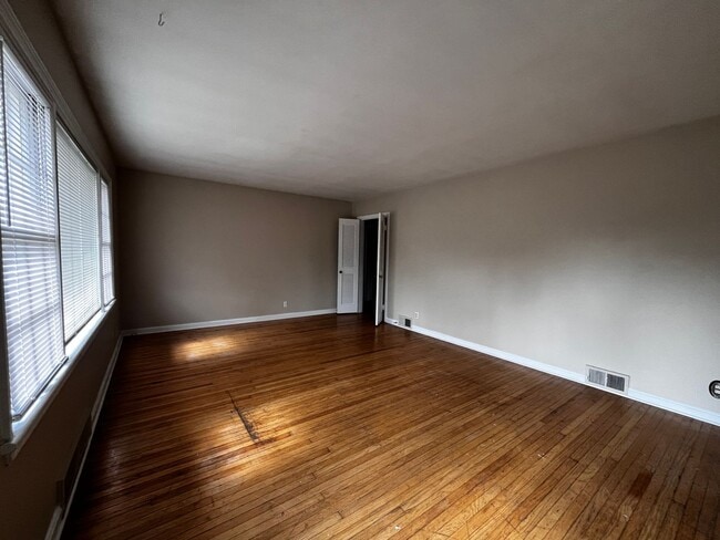 Photo - Spacious 3 Bedroom With A Basement