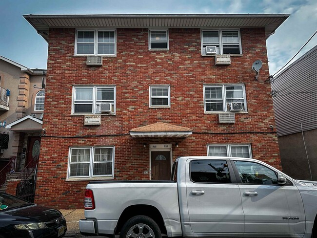 Building Photo - 325-327 John St Unit 4 Rental