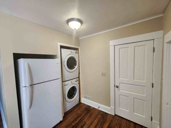 Photo - Large Bedrooms UPPER Oshkosh $1025 Unit UPPER