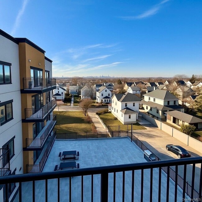 Photo - 356-370 Bayview Ave