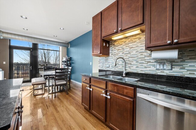 Photo - 1001 W 15th St