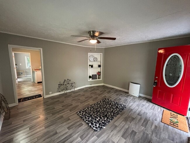 Building Photo - 3-Bed Home $1300 – Spacious & Move-In Ready!