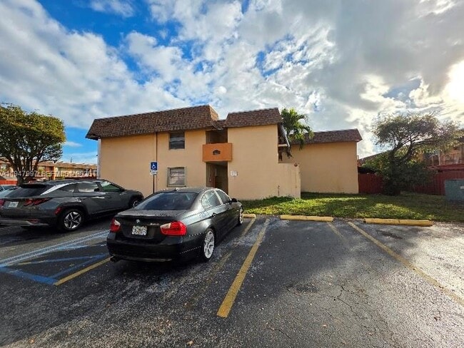 Building Photo - 810 SW 129th Pl Unit 206