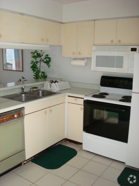 Building Photo - Furnished 2 bedroom 1 bath Condo