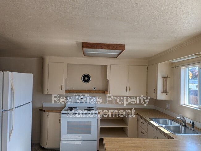 Photo - 133 NE Main St