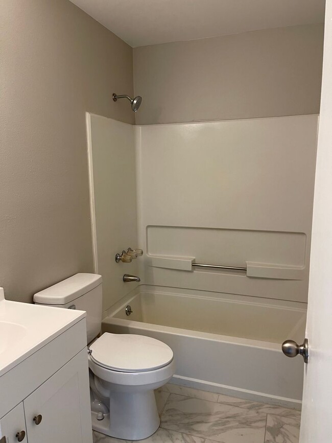 Photo - Cute 2 Bedroom Apartment for Rent on Provincial Drive