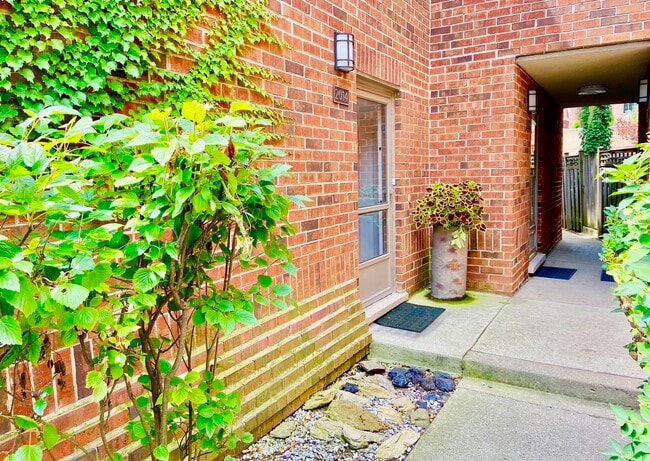 Photo - 2014 N Larrabee St