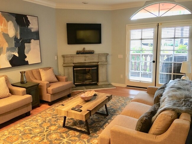 Building Photo - Gorgeous fully furnished 3 bedroom, 2 bath... Rental