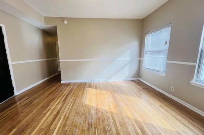 Comedor - 7615 S Emerald Ave Unidad 1