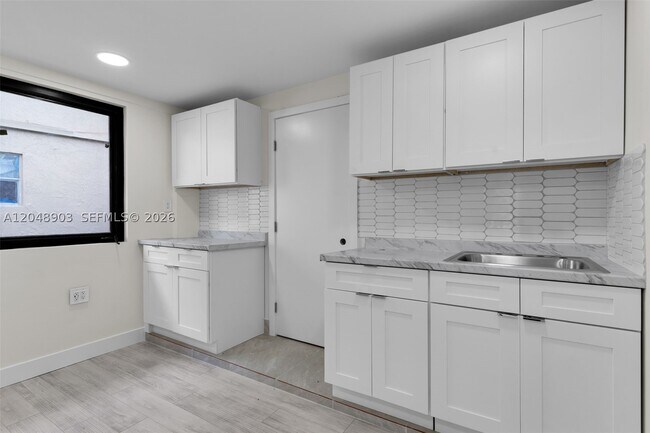 725 SW 1st St Unit 1