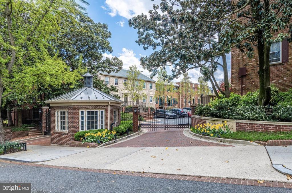 Photo - 1660 Beekman Pl NW