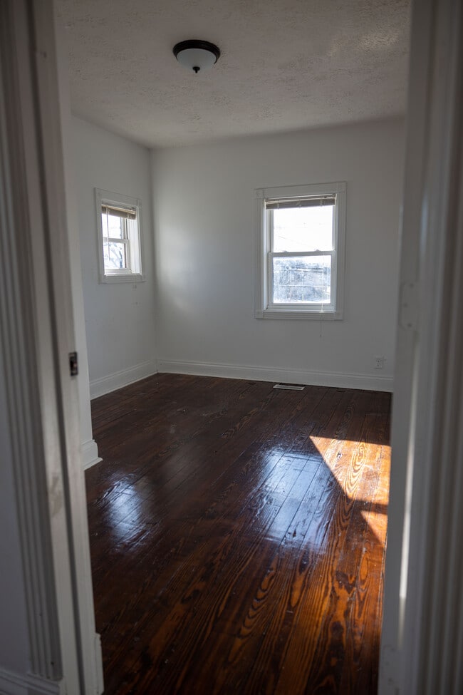 Bdrm 2 - 175 Gillette Ave Unit 2