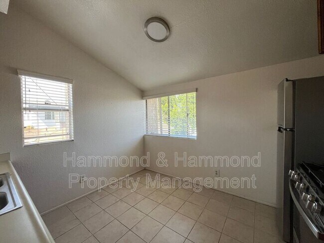 Photo - 5723 Willowcrest Ave Unidad #6