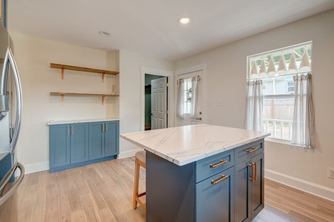 Photo - 705 Haller St NE