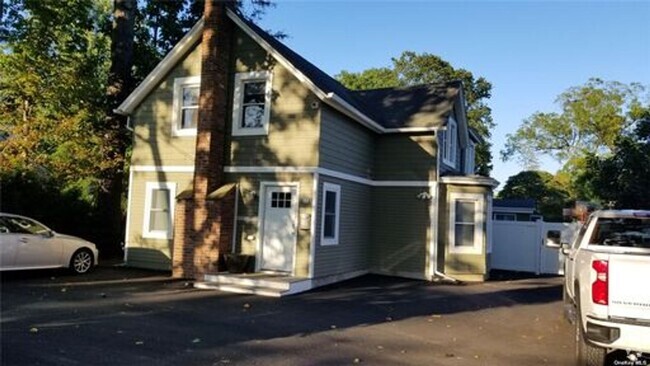 Building Photo - 27 Lakeland Ave Unit Cottage Rental