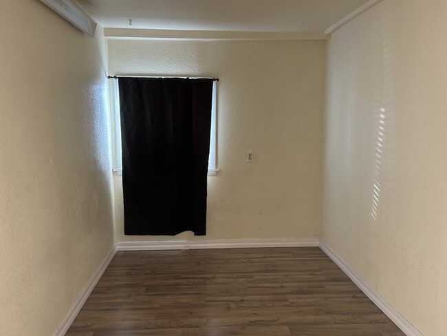 Photo - 2536 E 13th St