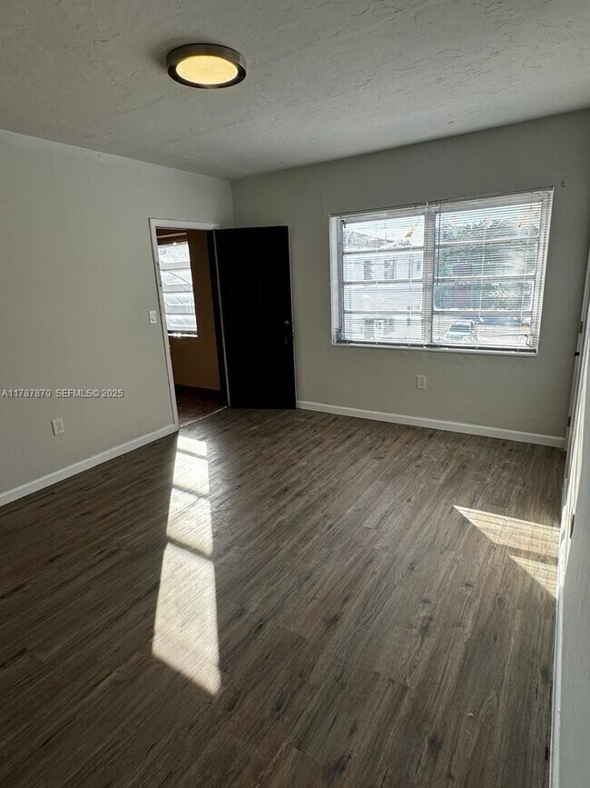 Building Photo - 541 SW 7th St Unit 1