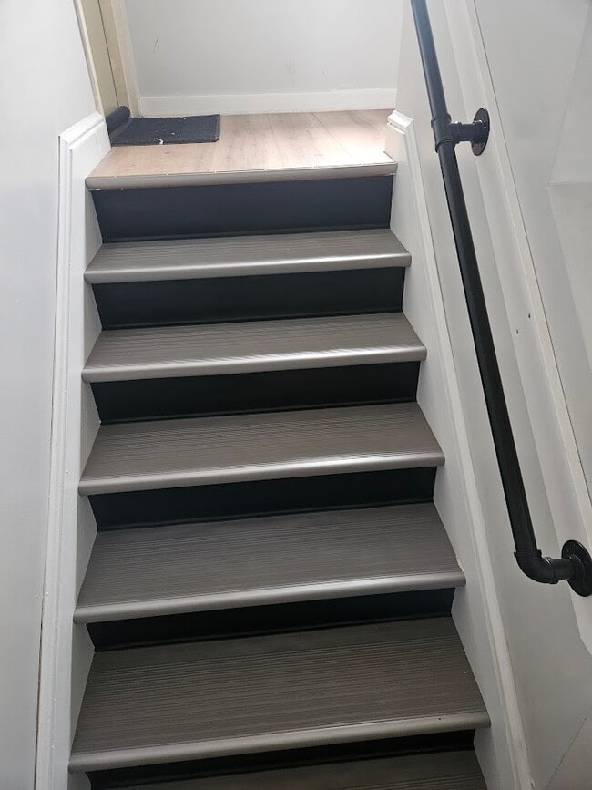 Escalera del segundo piso - 517 S 24th St Unidad 517 Apt. 3