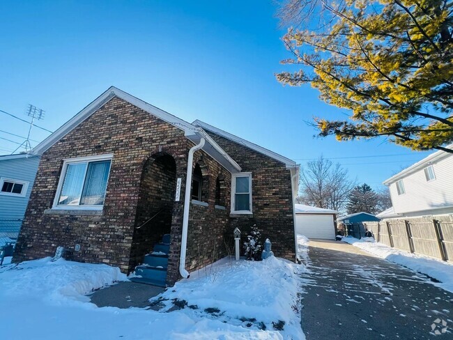 Building Photo - Cozy 2 Bedroom Single Family Home!